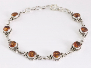 31080 Bewerkte zilveren schakelarmband met amber