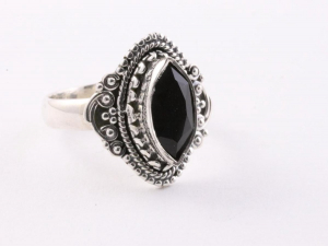 22174 Bewerkte zilveren ring met gefacetteerde onyx