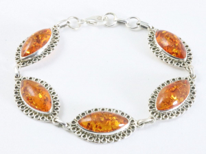 32577 Bewerkte zilveren armband met grote amber stenen