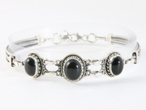 32394 Bewerkte zilveren armband met onyx