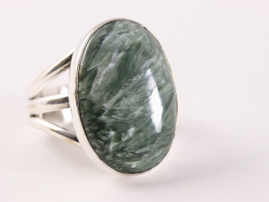 21382 Grote ovale zilveren ring met groene serafiniet