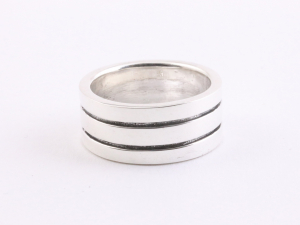 22087 Zilveren ring met fijne zwarte banden
