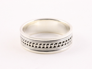 23057 Zilveren ring met meandergravering