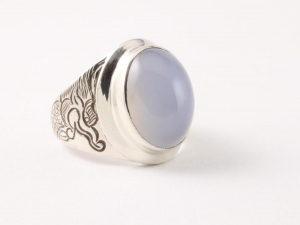 21812 Zilveren ring met draakgravering en blauwe chalcedoon