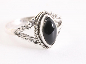 21884 Fijne bewerkte zilveren ring met onyx