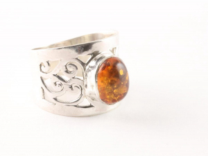 21990-19.5 Opengewerkte zilveren ring met amber - maat 19.5