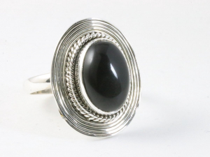 24832 Bewerkte ovale zilveren ring met onyx