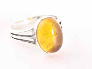 23696 Opengewerkte zilveren ring met amber