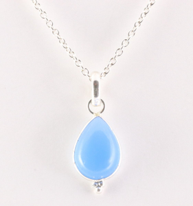 41658+HK Fijne druppelvormige zilveren hanger met blauwe chalcedoon aan ketting