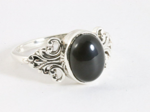 25691 Fijne bewerkte zilveren ring met onyx