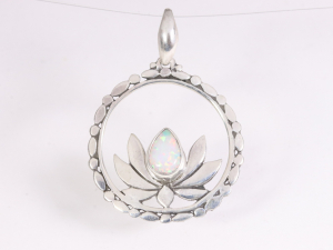 42461 Ronde zilveren lotus bloem hanger met welo opaal