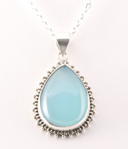 41019 Bewerkte zilveren hanger met aqua chalcedoon aan ketting