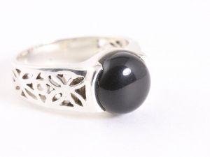 23736 Opengewerkte zilveren ring met onyx