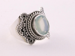 21828 Bewerkte zilveren ring met aqua chalcedoon