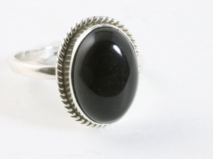 24706 Bewerkte ovale zilveren ring met onyx