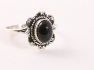 24332 Fijne bewerkte zilveren ring met onyx