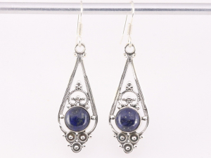 53574 Lange opengewerkte zilveren oorbellen met lapis lazuli
