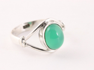 23795 Opengewerkte zilveren ring met groene onyx