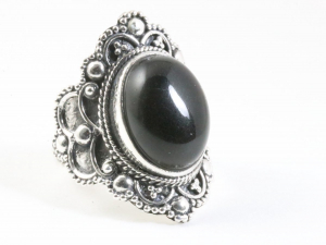 24584 Bewerkte zilveren ring met onyx