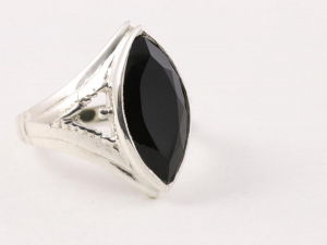 22335 Opengewerkte zilveren ring met onyx