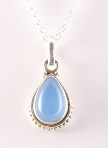 42367+HK Bewerkte druppelvormige zilveren hanger met blauwe chalcedoon aan ketting