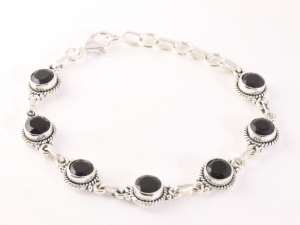 32026 Bewerkte zilveren armband met gefacetteerde onyx