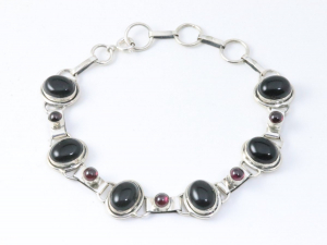 32329 Zware zilveren armband met onyx en granaat