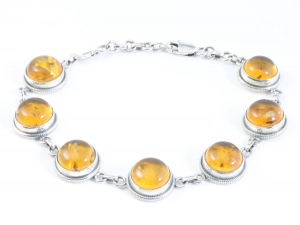 32390 Bewerkte zilveren armband met amber