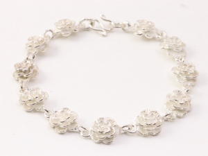 32230 Zilveren roosjes armband met witte emaille