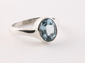 22641 Zilveren ring met blauwe topaas