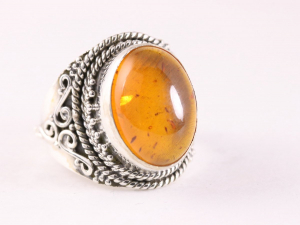 23905 Bewerkte zilveren ring met amber