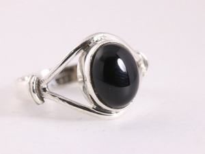 21408-19 Opengewerkte zilveren ring met onyx - maat 19