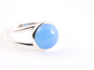 23368 Fijne opengewerkte zilveren ring met blauwe chalcedoon