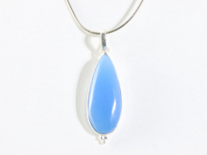 43133+HK Lange druppelvormige zilveren hanger met blauwe chalcedoon aan ketting