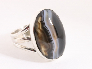 24190 Grote ovale zilveren ring met gestreepte onyx