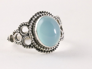 24007 Bewerkte zilveren ring met blauwe chalcedoon