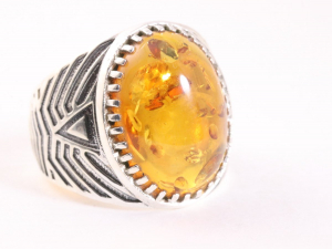 24133 Zware bewerkte zilveren ring met amber