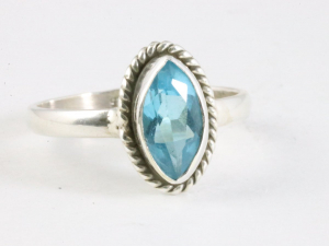 24841 Fijne bewerkte zilveren ring met blauwe topaas