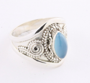 22147 Bewerkte zilveren ring met blauwe chalcedoon