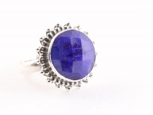 22726 Ronde bewerkte zilveren ring met blauwe saffier