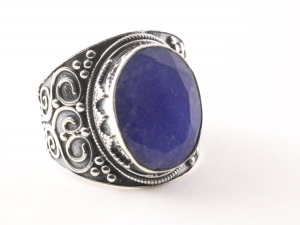 23781 Bewerkte zilveren ring met blauwe saffier