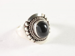 21592 Bewerkte zilveren ring met onyx  