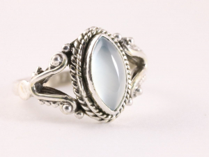 24032 Fijne bewerkte zilveren ring met aqua chalcedoon