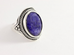 21639-19.5 Bewerkte zilveren ring met blauwe saffier - maat 19.5