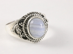 22214 Bewerkte zilveren ring met blauwe lace agaat