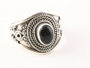 21814 Bewerkte zilveren ring met onyx