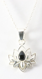 43613+HK Fijne zilveren lotus hanger met onyx aan ketting