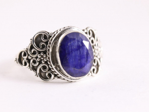 23851-17 Bewerkte zilveren ring met blauwe saffier - maat 17