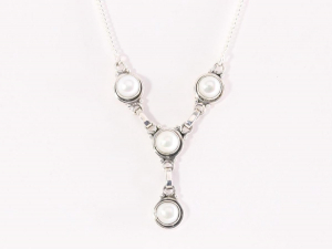 10424 Zilveren ketting met witte zoetwater parels