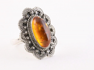 22661 Bewerkte zilveren ring met amber